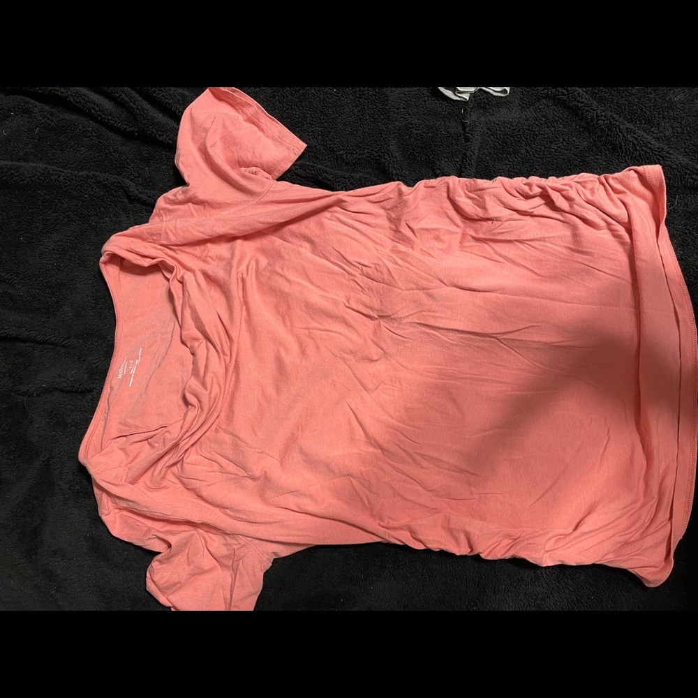🤰short sleeve shirt w/ scoop neckline coral/pink